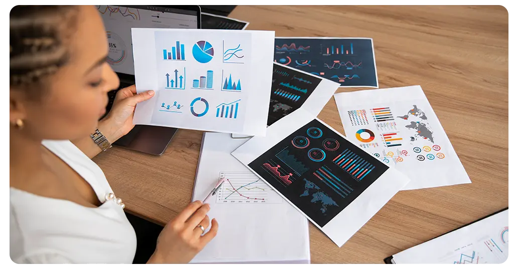 women looking at Analytics Reporting